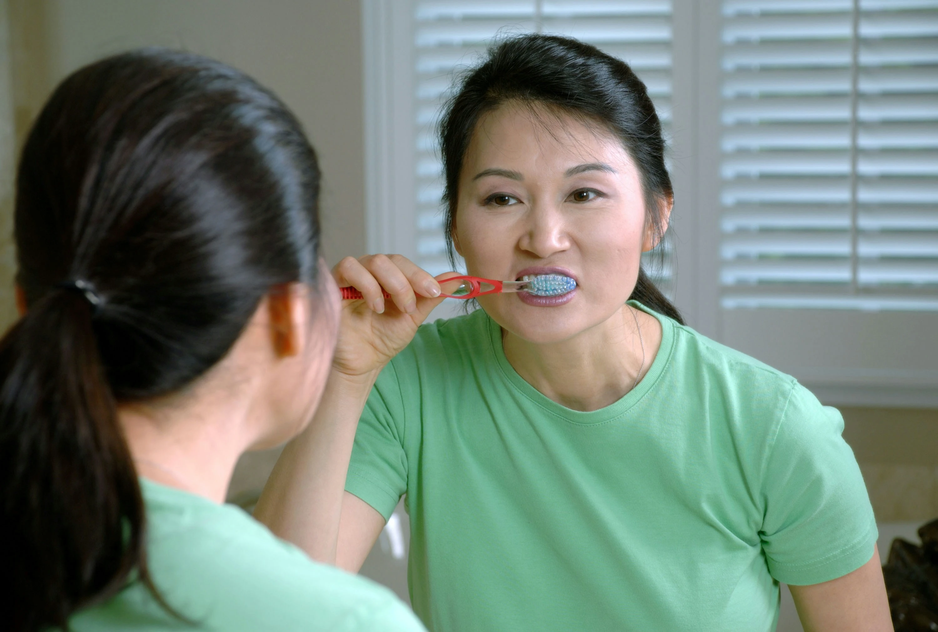 Brushing teeth properly for good oral hygiene